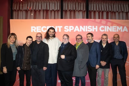 Los directores Óliver Laxe y Guillermo del Toro (cuarto y quinto por la izquierda) y el actor Sergi López (sexto), junto a productores y equipo de 'Sirât', en el pase organizado por EGEDA US y el ICAA en el Fine Arts Theatre de Beverly Hills el 9 de enero de 2026.