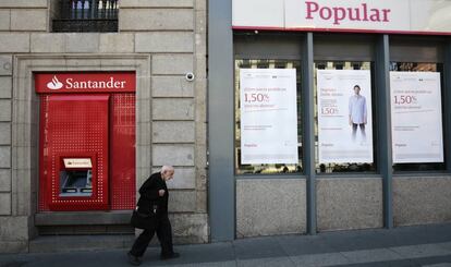 Sucursales del Banco Santander y del Banco Popular, este junio en Madrid.