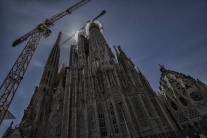 La Sagrada Família amb les obres aturades per l'estat d'alarma.