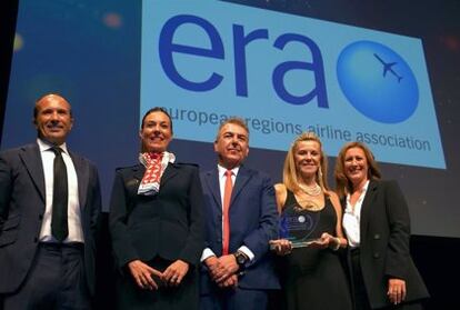 Air Nostrum ha ganado el premio de la Responsabilidad Social Corporativa 2023 otorgado por la European Regions Airline Association (ERA) por los Vuelos de la Esperanza y por “haber asumido plenamente la responsabilidad social en todos los niveles de la plantilla”. Así lo ha expresado el jurado encargado de seleccionar a los galardonados, según informó ayer Air Nostrum. La distinción se entregó el pasado 12 de octubre y es el noveno galardón para la firma valenciana.