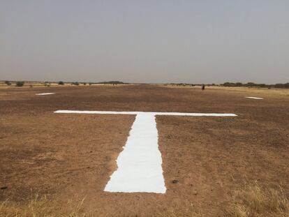 La rehabilitación de la pista de aterrizaje de Menaka en la región de Gao en el norte de Malí, completada mediante un programa conjunto de WFP Malí y ACTED, ha permitido que el Servicio Aéreo Humanitario de Naciones Unidas (UNHAS), gestionado por WFP, continúe transportando personal humanitario. 
