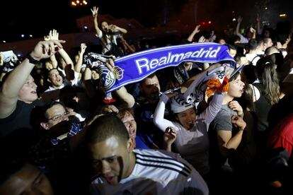 Un grupo de seguidores del Real Madrid en Cibeles.