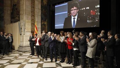 Miembros del Govern aplauden la intervención por videoconferencia del expresidente Carles Puigdemont, en el Palau