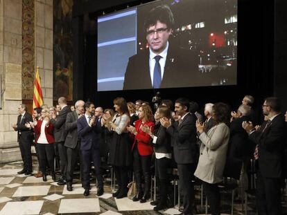 Miembros del Govern aplauden la intervención por videoconferencia del expresidente Carles Puigdemont, en el Palau