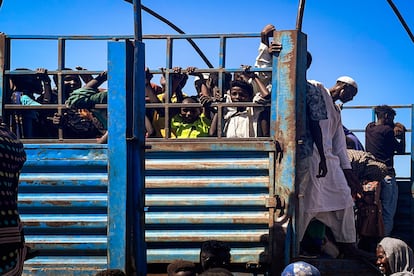 Unos niños se asoman entre los barrotes del camión que les transportará desde Joda a Renk, en Sudán del Sur, desde la frontera con Sudán. Los refugiados que se agolpan en la frontera deben esperar semanas para les saque de allí alguna organización humanitaria, pero estas están desbordadas.