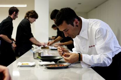 El chef Eneko Atxa en la cocina del restaurante Azurmendi. 