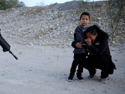 Lety Pérez, migrante guatemalteca, abraza a su hijo frente a un guardia en México.