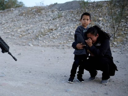 Lety Pérez, migrante guatemalteca, abraza a su hijo frente a un guardia en México.