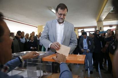 El presidente del Gobierno, Mariano Rajoy, deposita su voto para las elecciones del 24M, esta mañana en el colegio elecotral Bernardette de Aravaca, en Madrid.