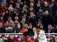 La grada de Anfield abuchea a Trent.