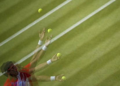 El tenista serbio Janko Tipsarevic sirve en el partido contra el argentino David Nalbandian en las pistas de Wimbledon.