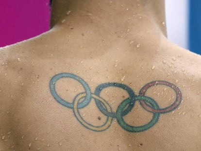 Tatuaje del logo olímpico en la espalda de un atleta.