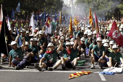 La manifestación en apoyo de la minería del carbón convocada por los sindicatos y precedida por la columna de 200 mineros de Asturias, Castilla y León, Castilla La Mancha, Andalucía y Aragón, arrancó desde la madrileña Plaza de Colón con destino a la sede del Ministerio de Industria.