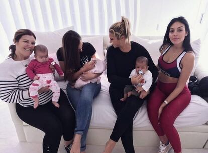 Georgina Rodr&iacute;guez junto a su cu&ntilde;ada, su hermana, su suegra y sus hijos.