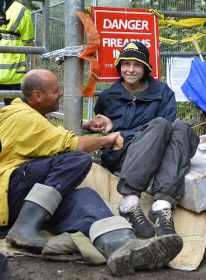 Natalie Hynde, con sus manos pegadas a un hombre en su protesta contra el 'fracking' en a un campo de West Sussex, el pasado mes de julio. /