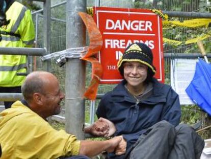 Natalie Hynde, con sus manos pegadas a un hombre en su protesta contra el 'fracking' en a un campo de West Sussex, el pasado mes de julio. /