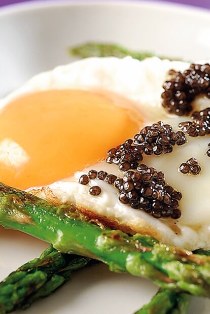 Huevos con espárragos y caviar