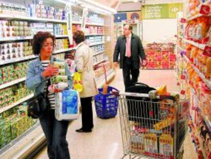 Clientes haciendo la compra en un supermercado de &Aacute;lava.