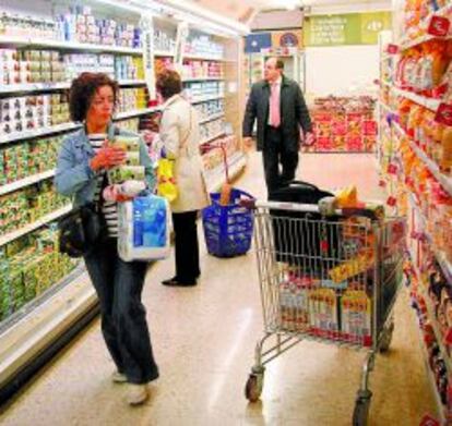 Clientes haciendo la compra en un supermercado de Álava.