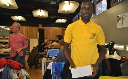 Modou Ngom posa con un ladrillo luminoso ingeniado en el FabLab Defko Ak Ñiëp.