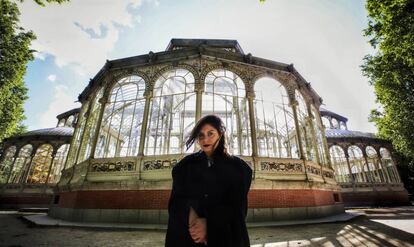 Rosa Barba, delante del Palacio de Cristal del Retiro.