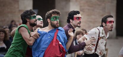 Integrantes de la compañía catalana Obskené en plena representación callejera de 'Fuenteovejuna'.