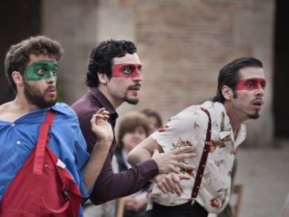 Integrantes de la compañía catalana Obskené en plena representación callejera de 'Fuenteovejuna'.