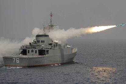 Prueba del misil <b>An Nour </b>desde el destructor <b>iraní </b><i>Jamaran,</i> al sur del golfo Pérsico.