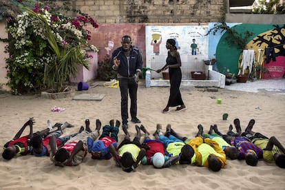 En Senegal hay unos 50.000 niños mendigos. Proceden de pueblos del interior o países vecinos, enviados por sus padres a la ciudad para estudiar en escuelas coránicas donde les obligan a pedir dinero por las calles. Algunos de ellos son rescatados en Saint Louis por el equipo de la Casa de la Estación. En la imagen, los pequeños juegan en este refugio a 'vivo o muerto'.