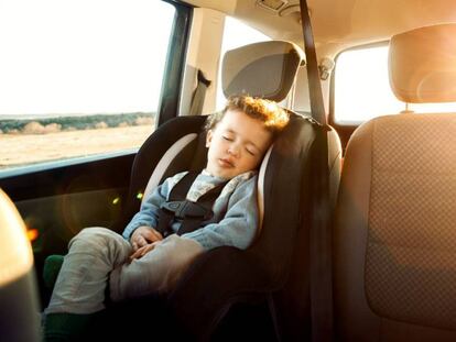 El Real Automóvil Club de España recomienda que se alargue lo máximo posible el tiempo en el que el niño viaja a contramarcha.