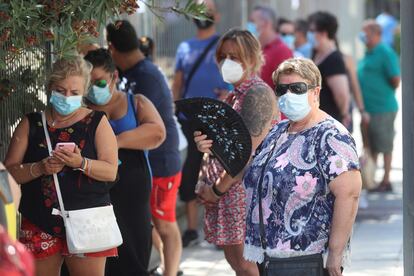 Varias personas esperan para hacerse una prueba en el dispositivo instalado en el centro de especialidades El Arroyo de Fuenlabrada.