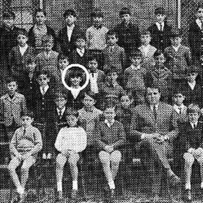 Joan Laporta, señalado con un círculo, con sus compañeros de clase cuando estudiaba primer grado en los Maristas.