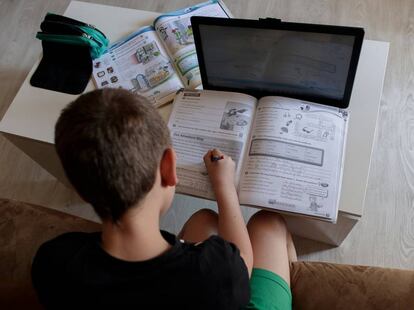 Un alumno de primaria de Madrid hace sus deberes de inglés con ayuda de un ordenador durante las clases virtuales debido a la pandemia