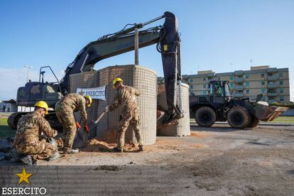 Imagen de los trabajos de desactivación de la bomba en Brindisi (Italia).