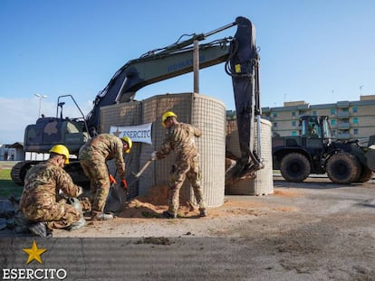 Imagem dos trabalhos de desativação da bomba em Brindisi (Itália).