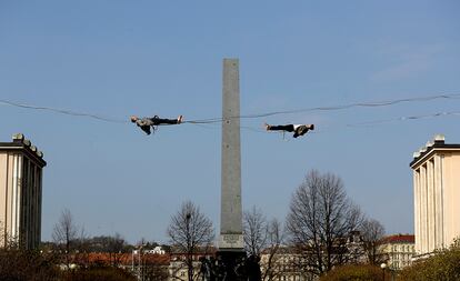 Dos acróbatas se balancean en una cuerda floja sobre el Monasterio de Emaús, durante una conferencia de prensa del Ministerio de Salud checo en apoyo a las personas con enfermedades mentales, en Praga (República Checa).