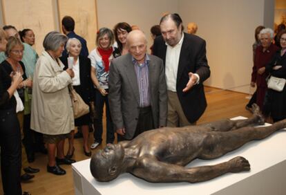 Antonio López y el director del Museo de Bellas Artes, Javier Viar, comentan, ayer, una escultura del artista en la exposición.