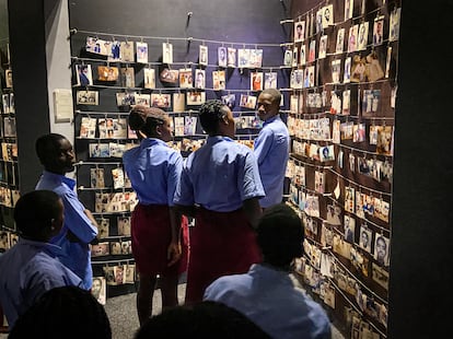 Un grupo de estudiantes visita en marzo el monumento a la memoria del genocidio de Ruanda, en Kigali.
