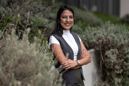 Yarivith González, licenciada en química y Premio Princesa de Girona 2024, fotografiada en un interior de manzana de la calle Casp, en Barcelona.