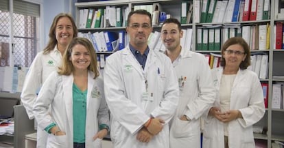 Manuel Ruiz Borrego, en el centro, con su equipo en el hospital Virgen del Roc&iacute;o.