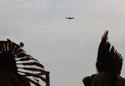 Índios da aldeia Tekoha Nhu Verá, no Mato Grosso do Sul, observam um avião que borrifa inseticida na lavoura ao lado do local onde a comunidade vive.