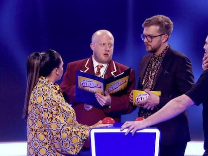 Los tres presentadores de 'CeleAbility' y un concursante (a la derecha) durante uno de los programas de la cadena ITV.