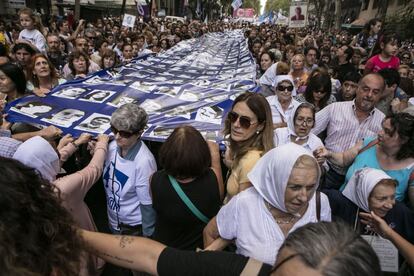 Organismos de Derechos Humanos, partidos de izquierda y ciudadanos, marchan por el centro de Buenos Aires hacia la Plaza de Mayo en conmemoración del 40 Aniversario del Golpe de Estado en Argentina. Buenos Aires, 24 Marzo 2015.