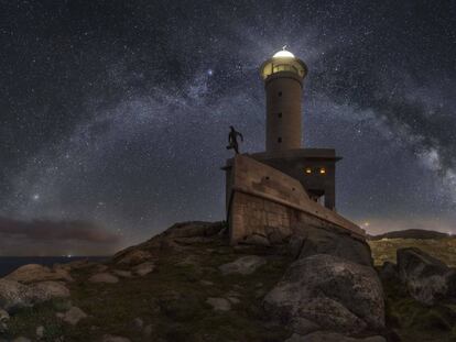 La Vía Láctea vista desde el faro de punta Nariga, en Barizo (A Coruña).