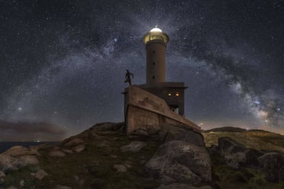 La Vía Láctea vista desde el faro de punta Nariga, en Barizo (A Coruña).