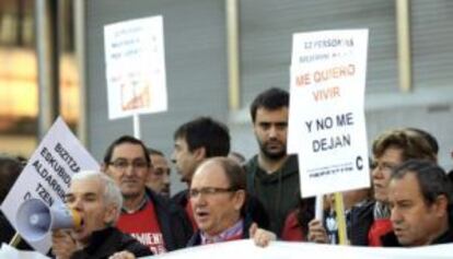 Afectados por la hepatitis C reclaman en Bilbao el nuevo tratamiento.