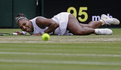 A tenista americana Serena Williams cai no chão enquanto tenta devolver a bola à compatriota Alison Riske, na partida das quartas de final de Wimbledon em 9 de julho.