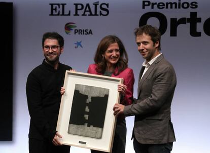 Inés Juste, presidenta de la Asociación de la Empresa Familiar y del grupo Juste, junto a Agustín Morales (a la izquierda) y Eduard Ponces, distinguidos en la categoría de mejor historia o investigación periodística por 'Los muertos que me habitan'.