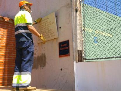 El alguacil de Benlloch retira una placa de inauguraci&oacute;n del expresidente de la Diputaci&oacute;n de Castell&oacute;n, Carlos Fabra.