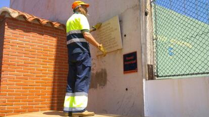 El alguacil de Benlloch retira una placa de inauguraci&oacute;n del expresidente de la Diputaci&oacute;n de Castell&oacute;n, Carlos Fabra.